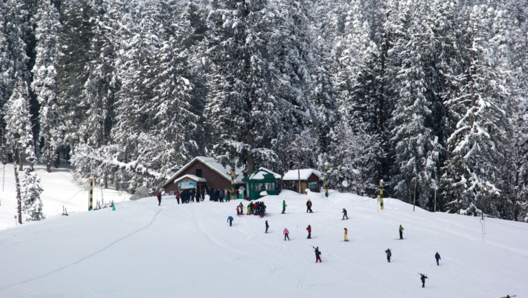 skiing in india