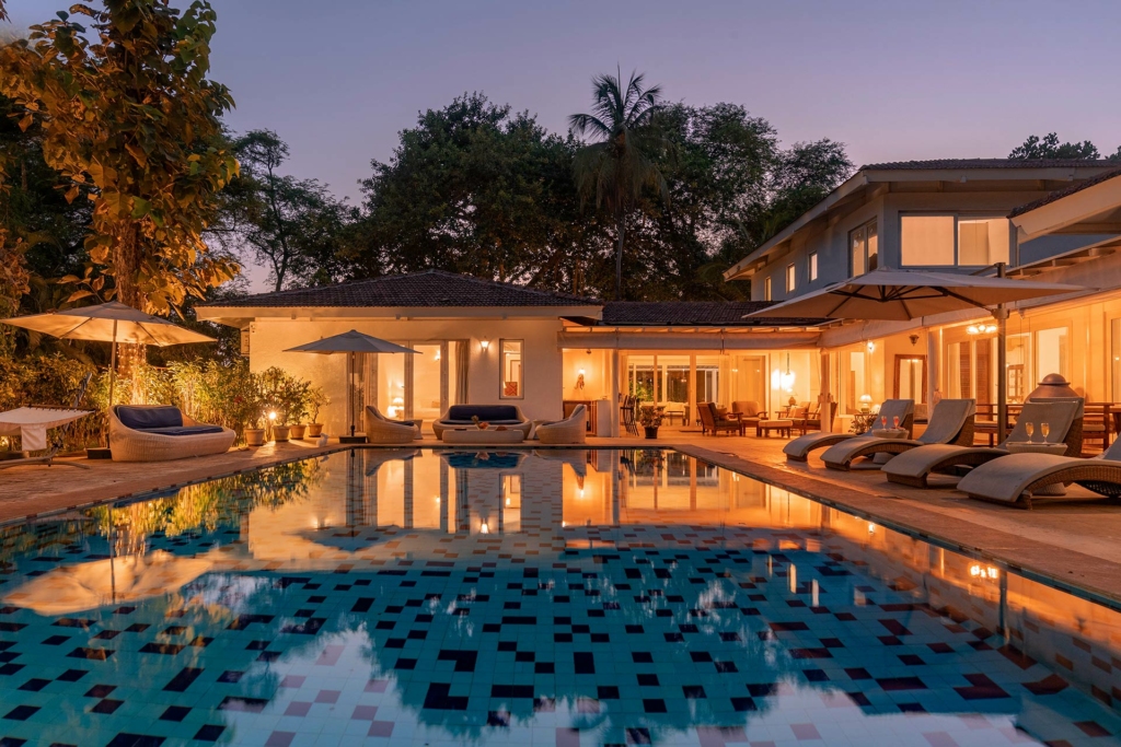 Hamptons Charm, a villa in Alibaug