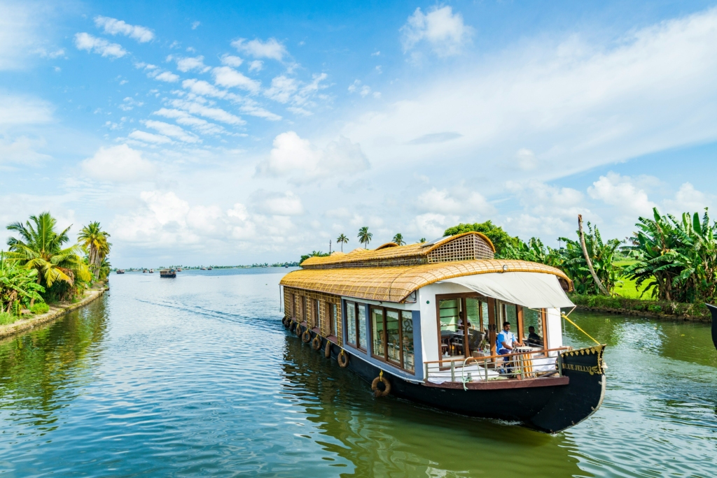 houseboats in alleppey are the best places to visit 