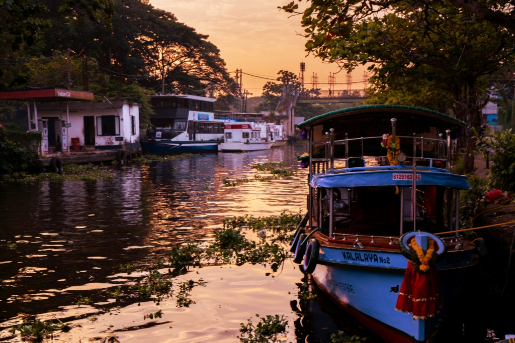 alleppey backwaters also offers kayaking