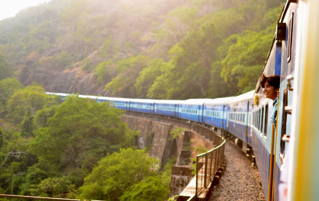 reach manali by train from delhi