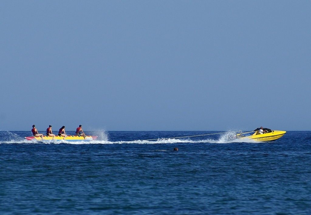 Enjoy water sports in Goa with a Banana Boat Ride
PC: Böhringer Friedrich. - https://commons.wikimedia.org/wiki/File:BananaBoat.JPG