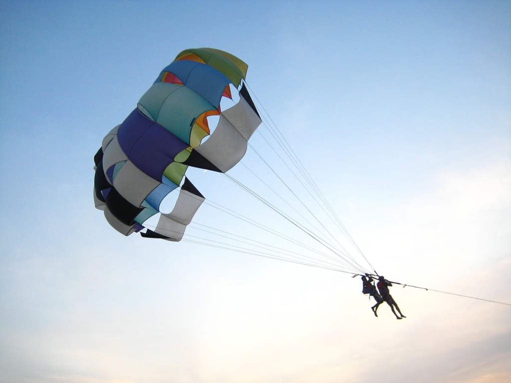 Most fun water sports in Goa
PC: Praveen - https://commons.wikimedia.org/wiki/File:Parasailing_on_the_Calangute_beach,_Goa.jpg