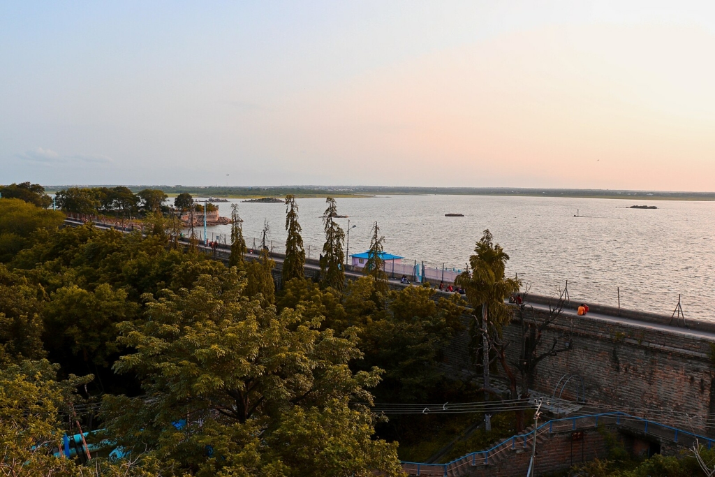 One-day trip from Hyderabad at Osman Sagar Lake
PC: iMahesh - https://commons.wikimedia.org/wiki/File:Retaining_wall_and_road_on_Osman_Sagar.jpg