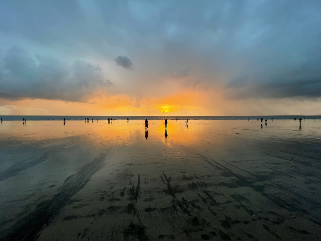 visit juhu chowpatty after dua lipa mumbai concert