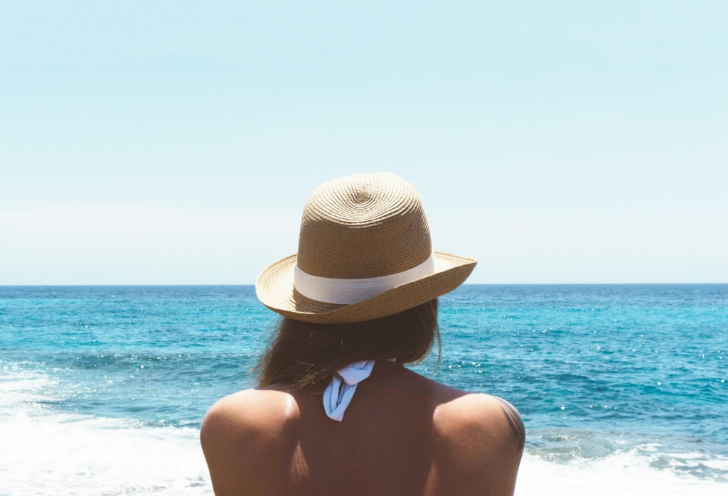 Female solo travel in Pondicherry PC: Jens Kreuter - https://unsplash.com/photos/woman-standing-on-beach-PfK35Iw1JAo