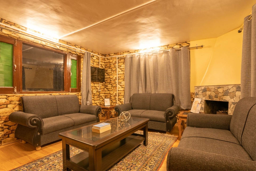 Best homestays in Sonmarg by StayVista
Water's Edge - Loving room