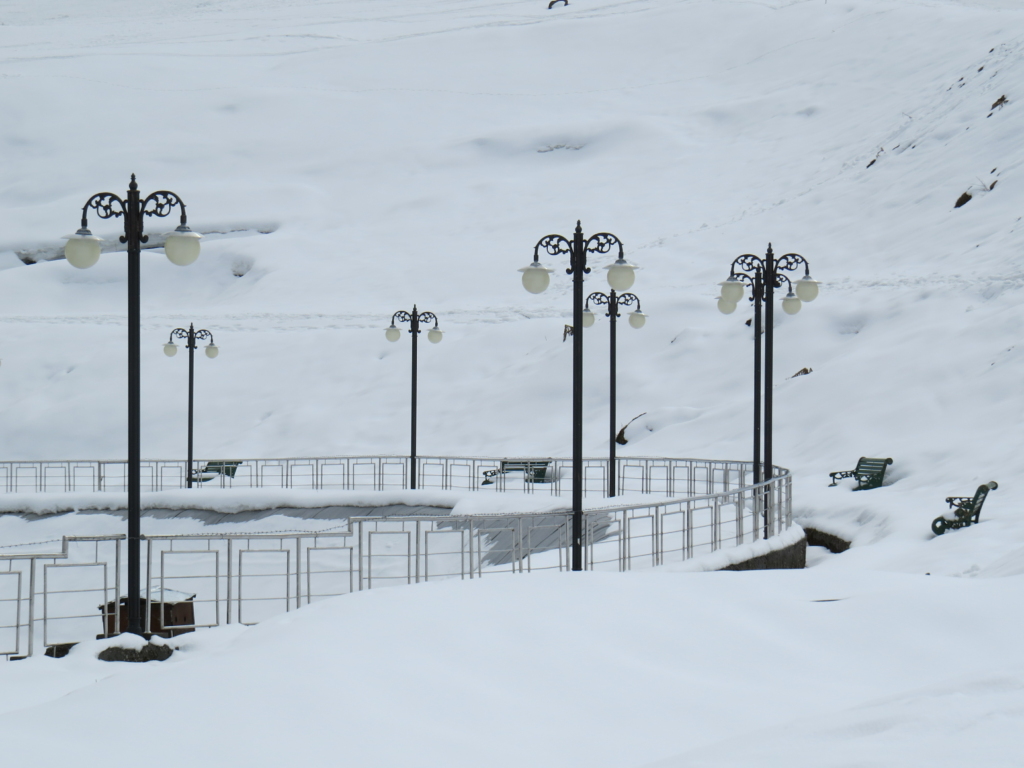 Frozen lake in Auli, A must visit place during November December winter vacation 