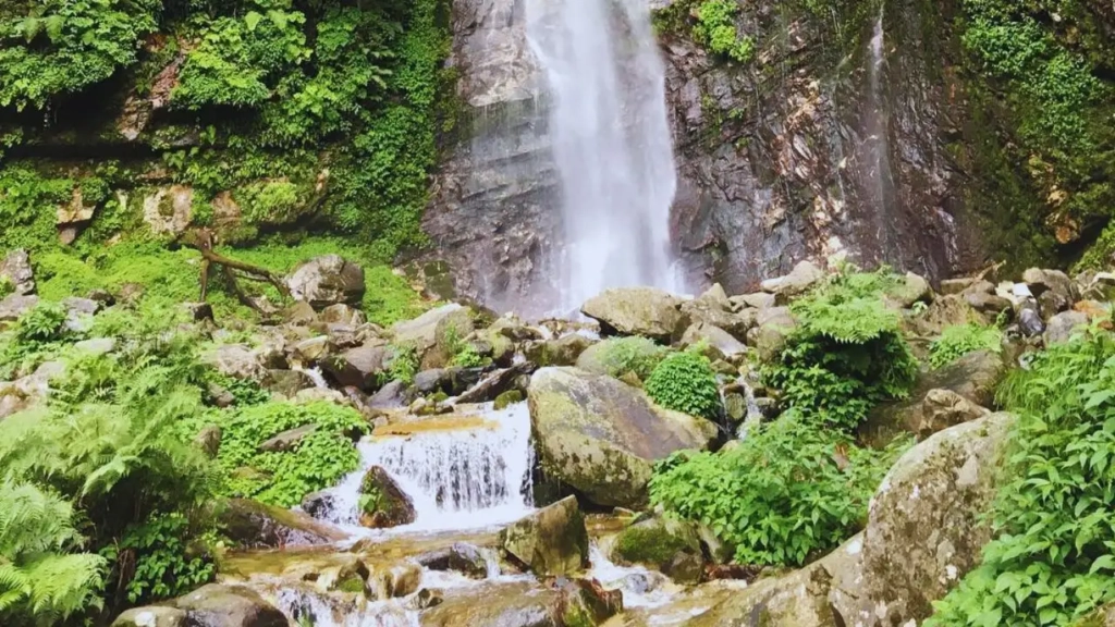 chhoie waterfalls in tirthan valley