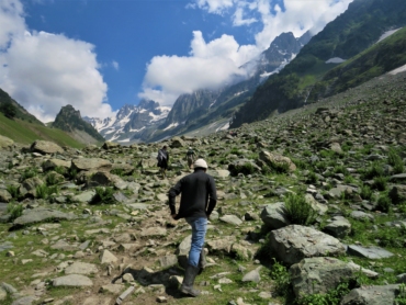 adventure activities in kashmir like trekking in Sonamarg PC: Sanu N via Wikimedia https://commons.wikimedia.org/wiki/File:Trekking_to_the_Glaciers_of_Sonmarg_2.jpg