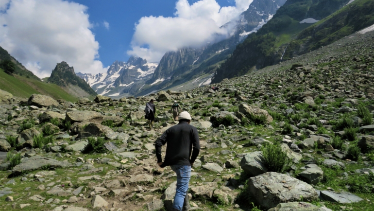 adventure activities in kashmir like trekking in Sonamarg PC: Sanu N via Wikimedia https://commons.wikimedia.org/wiki/File:Trekking_to_the_Glaciers_of_Sonmarg_2.jpg