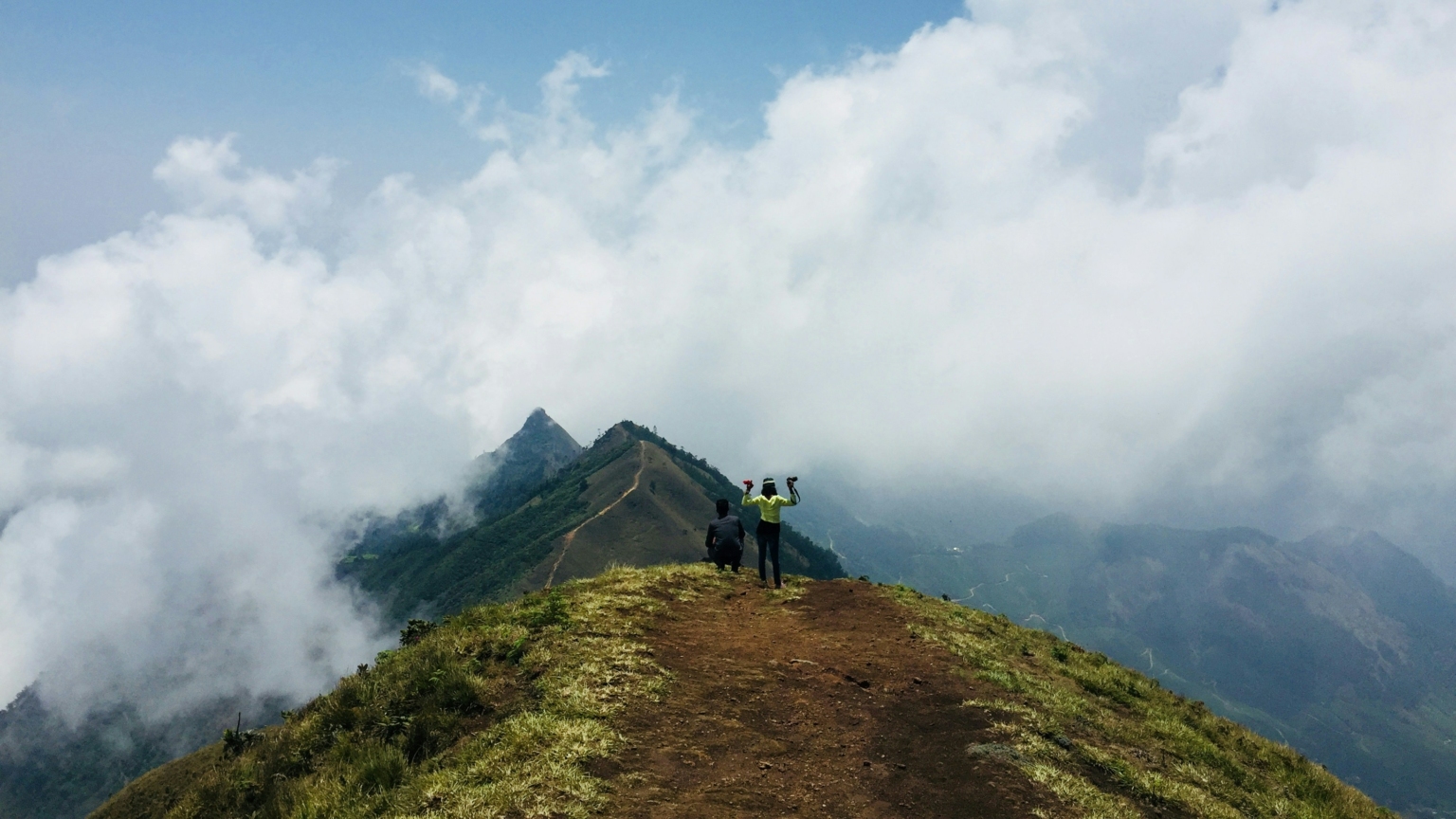 Tea Plantations and Hiking in Munnar - A Complete Guide