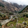 how to reach tirthan valley