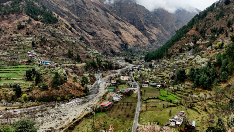 how to reach tirthan valley