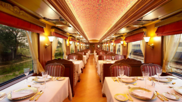 luxury trains in india image credits: Jenniferknott via Wikimedia https://commons.wikimedia.org/wiki/File:World%27s_leading_luxury_train.jpg