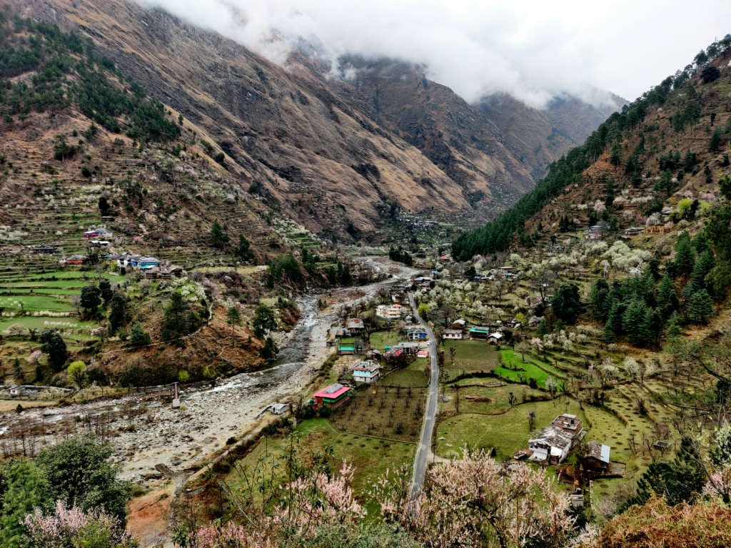 tirthan valley in december
