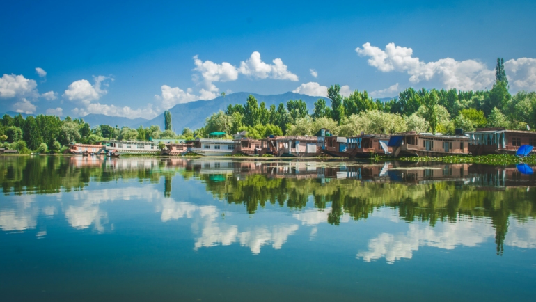 dal lake in srinagar