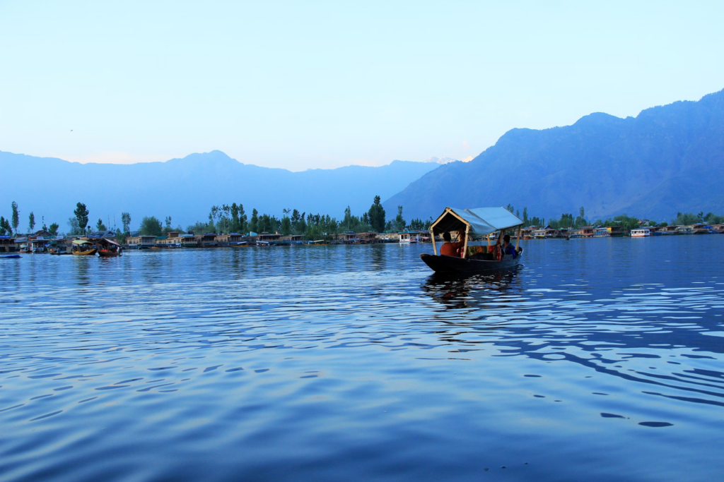 dal lake in srinagar