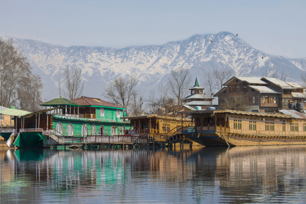 houseboat in dal lake in srinagar