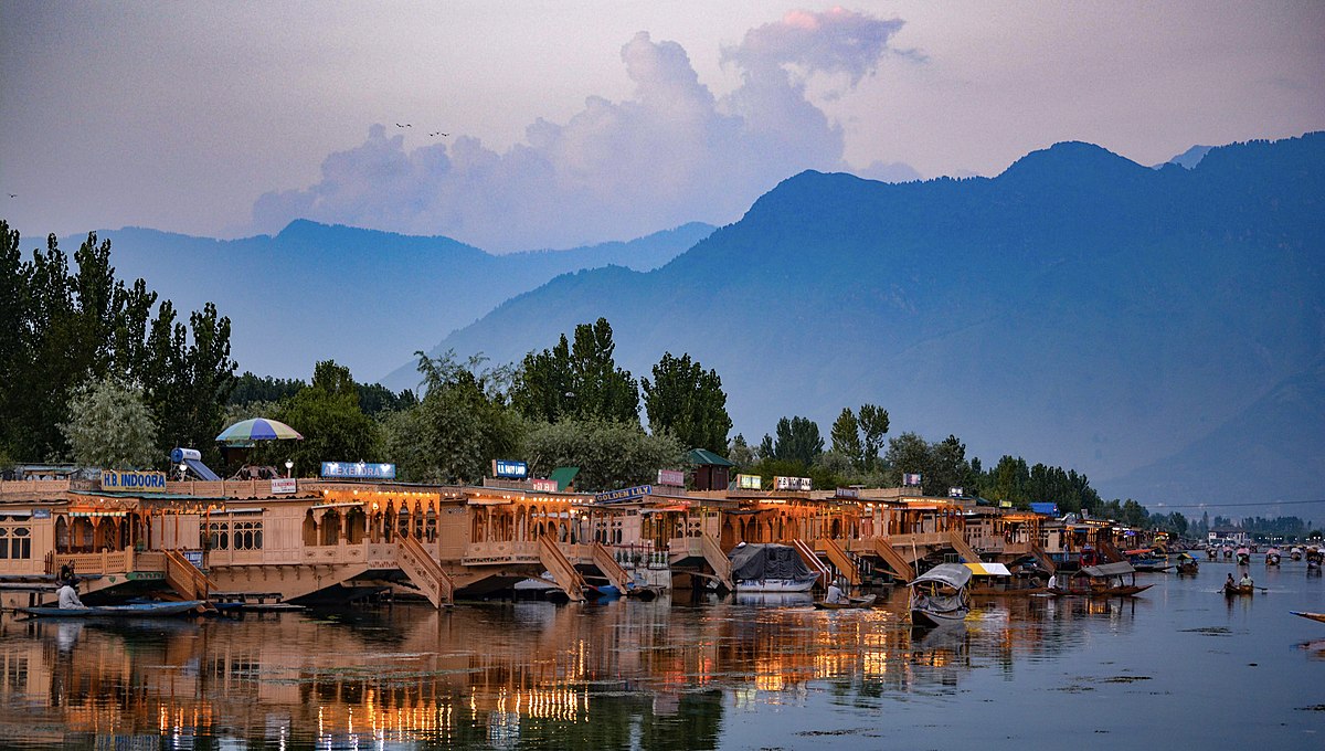 Image credit: Madhumita Das via Wikimedia https://commons.wikimedia.org/wiki/File:Houseboats,_Dal_Lake,_Kashmir.jpg