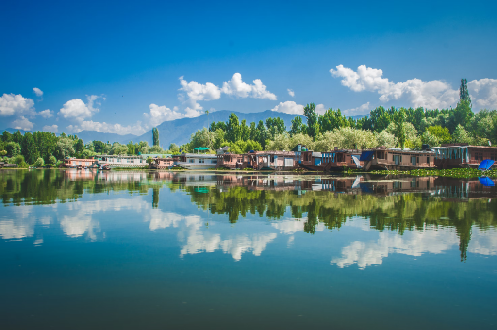 dal lake in kashmir